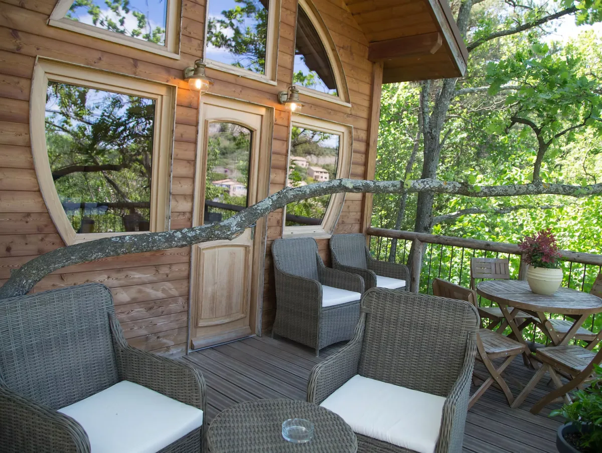 Cabane en bois au milieu des arbres